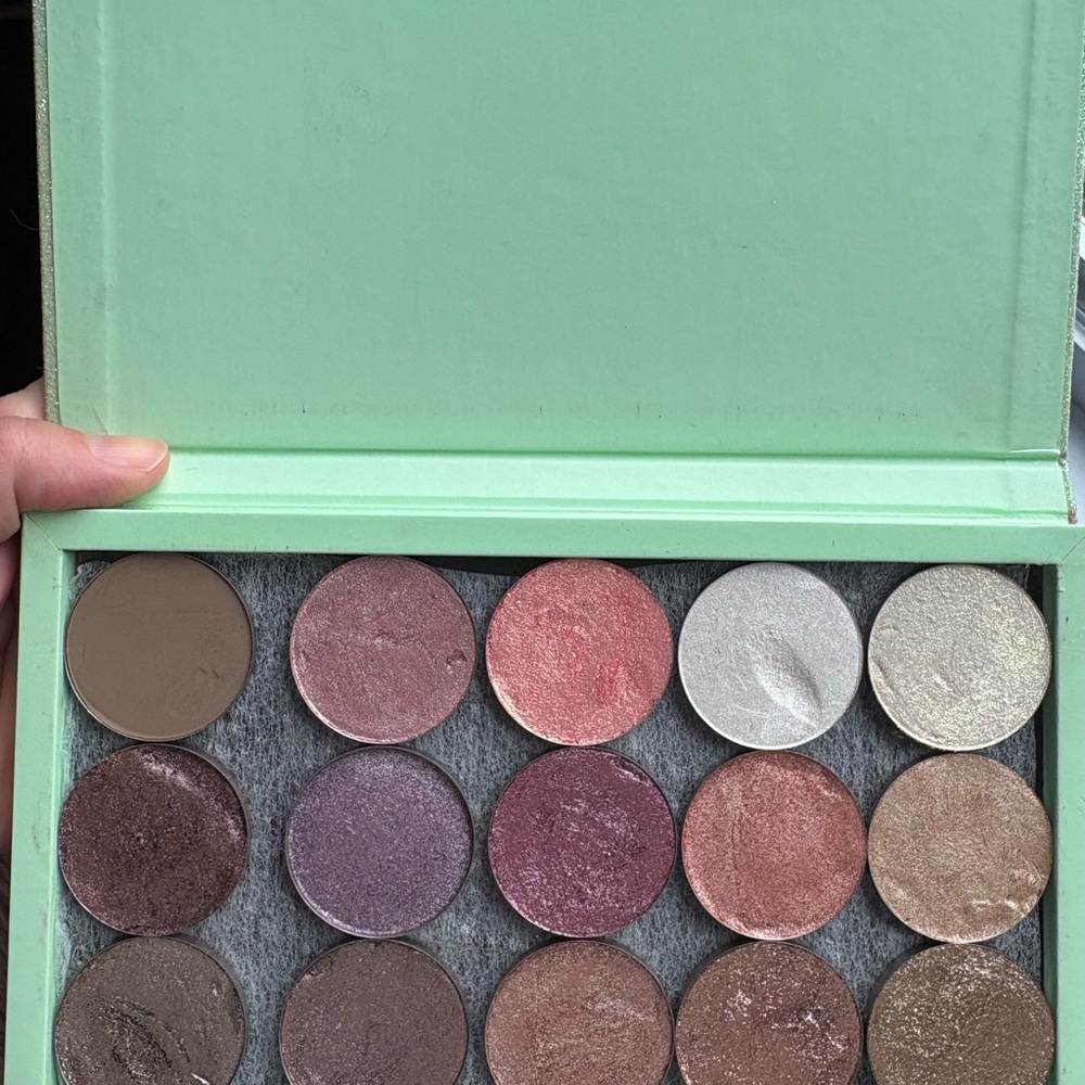 Give me glow 15 Color Eyeshadow Palette